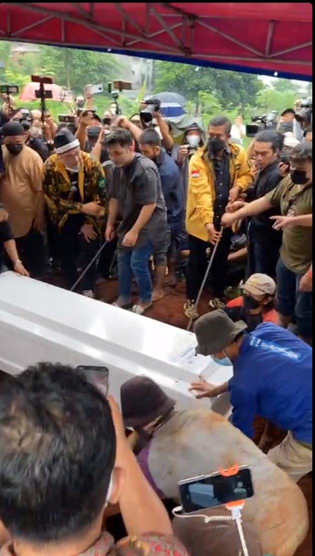 9 Momen pemakaman Vanessa Angel dan Bibi, ditempatkan dalam satu liang