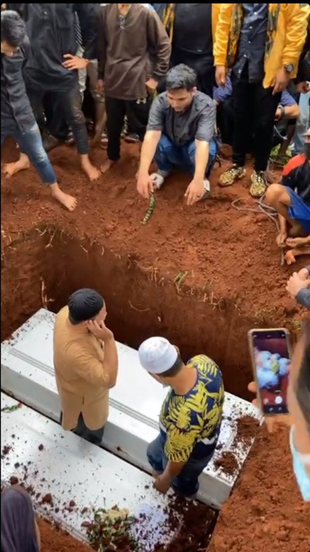 9 Momen pemakaman Vanessa Angel dan Bibi, ditempatkan dalam satu liang