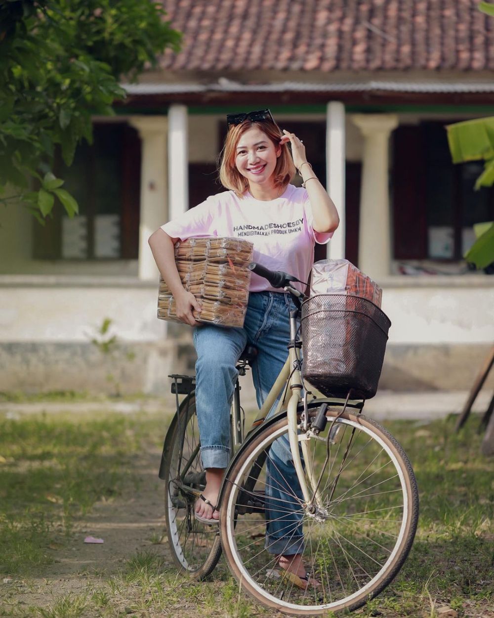 11 Potret Delta Hesti, istri Tom Liwafa yang urus putra Vanessa Angel