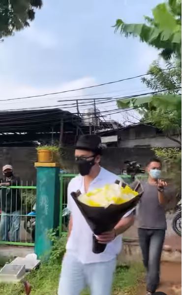 7 Momen Denny Sumargo ke makam Vanessa Angel, kenang awal perjumpaan