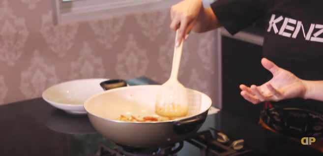 5 Trik Dewi Perssik masak opor biar bumbu meresap, cocok buat diet