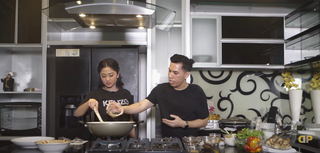 5 Trik Dewi Perssik masak opor biar bumbu meresap, cocok buat diet