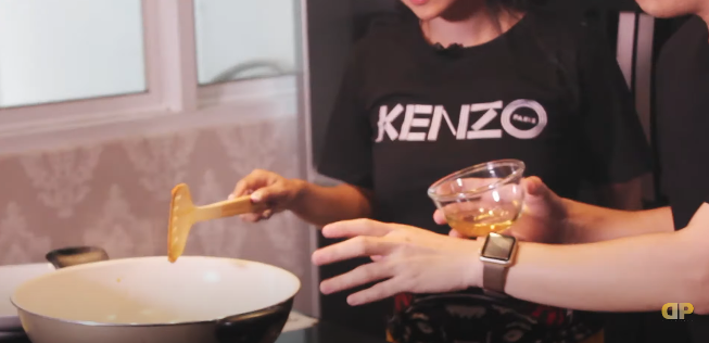 5 Trik Dewi Perssik masak opor biar bumbu meresap, cocok buat diet