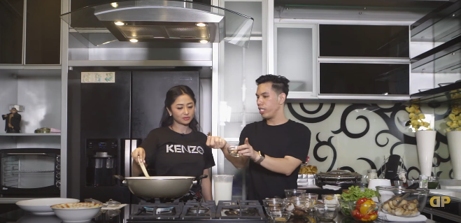 5 Trik Dewi Perssik masak opor biar bumbu meresap, cocok buat diet