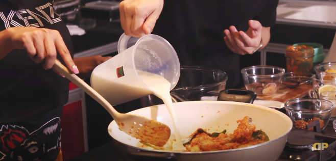 5 Trik Dewi Perssik masak opor biar bumbu meresap, cocok buat diet