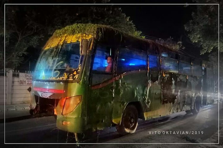 11 Penampakan absurd mobil di tempat umum ini bikin melongo