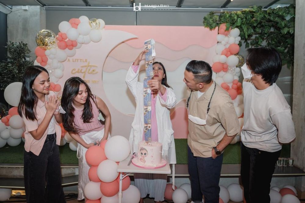 9 Momen baby shower Nola B3, meriah dapat kejutan dari sahabat