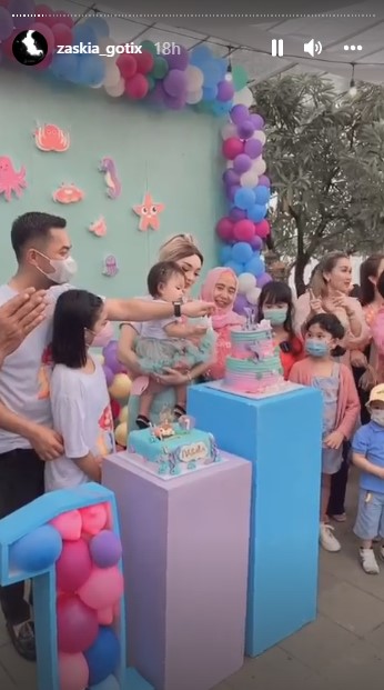 9 Momen Zaskia Gotik rayakan ultah anak ke-1, meriah berkonsep mermaid