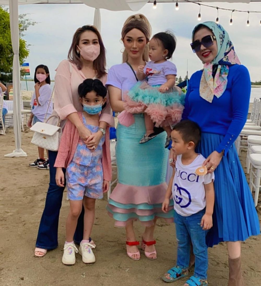 9 Momen Zaskia Gotik rayakan ultah anak ke-1, meriah berkonsep mermaid