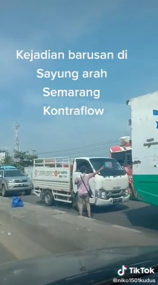 Aksi heroik ibu gendong anak atur lalu lintas beri jalan ambulans