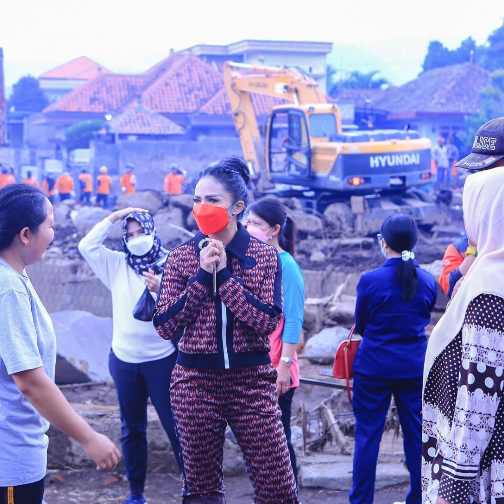 7 Momen Krisdayanti ke lokasi banjir bandang di Batu, bantu Rp 50 juta