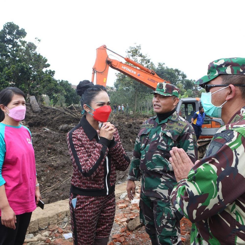 7 Momen Krisdayanti ke lokasi banjir bandang di Batu, bantu Rp 50 juta