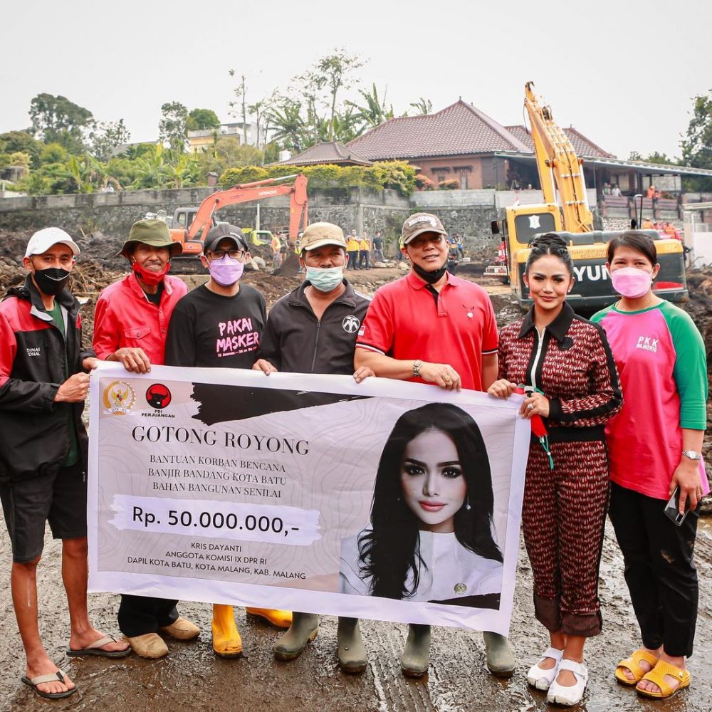 7 Momen Krisdayanti ke lokasi banjir bandang di Batu, bantu Rp 50 juta