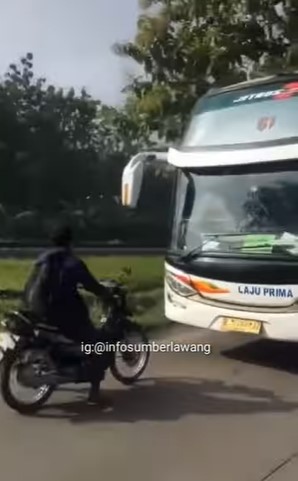 Aksi pemotor adang bus lawan arah di Sragen, warganet terkesima