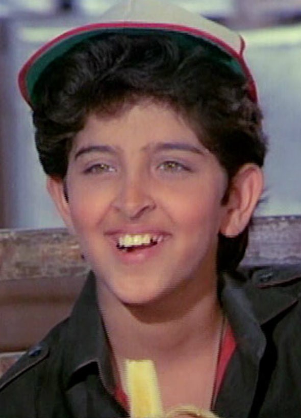 Senyumnya imut, ini 9 potret masa muda mega bintang Hrithik Roshan