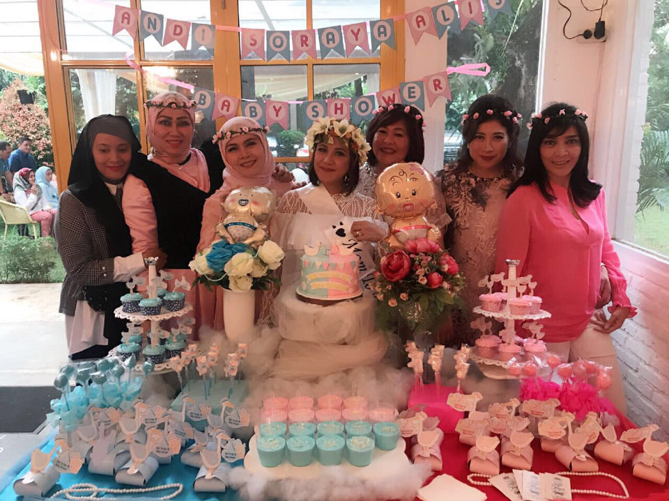 Kue baby shower 7 seleb ini unik, punya Nola B3 isinya jadi sorotan