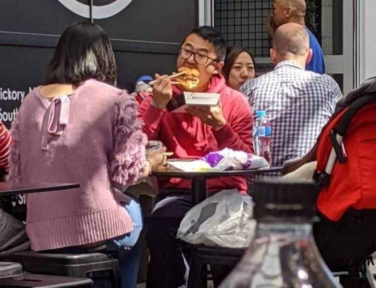 11 Momen lucu orang mau makan malah ribet sendiri, bikin kesel