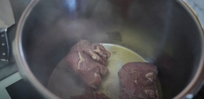 Nggak mudah hancur, ini 5 trik masak daging presto ala Nana Mirdad