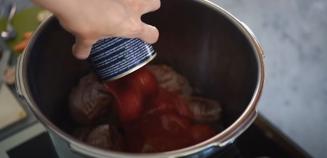 Nggak mudah hancur, ini 5 trik masak daging presto ala Nana Mirdad