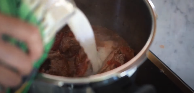Nggak mudah hancur, ini 5 trik masak daging presto ala Nana Mirdad