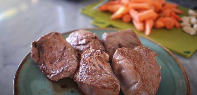 Nggak mudah hancur, ini 5 trik masak daging presto ala Nana Mirdad