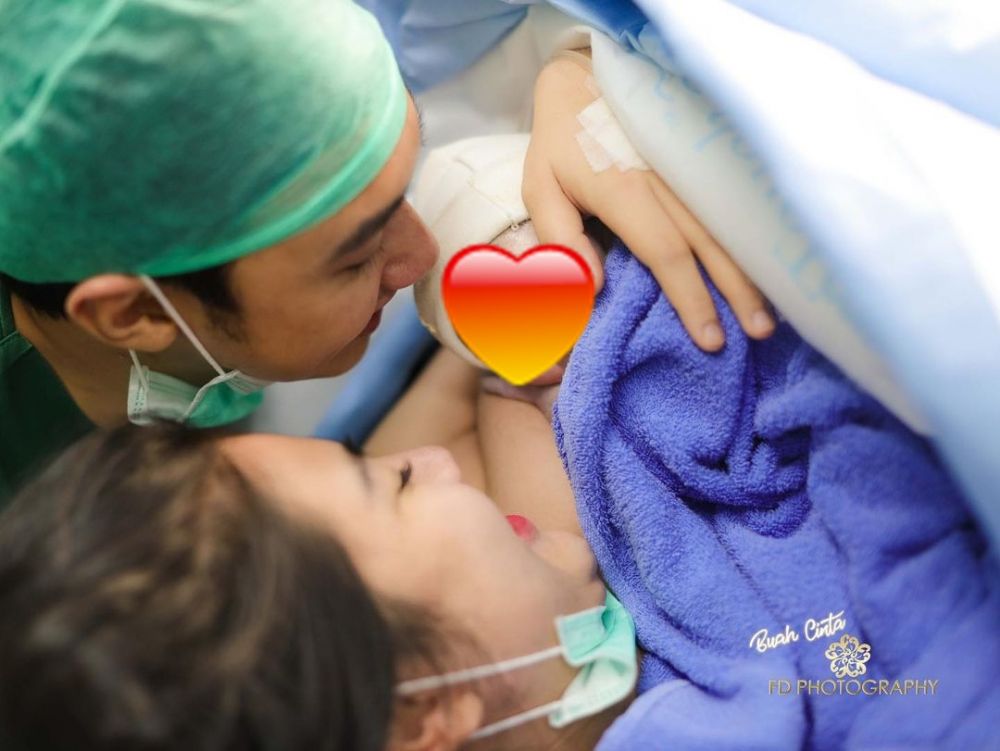 Penuh syukur, ini 8 momen persalinan anak pertama Felicya Angelista