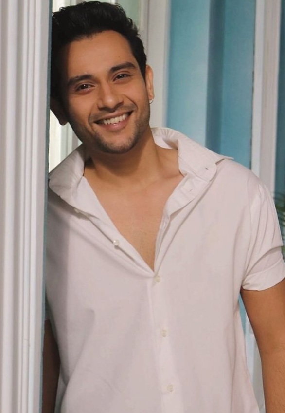 9 Potret kini pemeran Amit, adik Hrithik Roshan di Kaho Naa Pyaar Hai