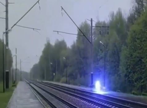 Viral cahaya biru melintas di rel kereta, diduga bola petir
