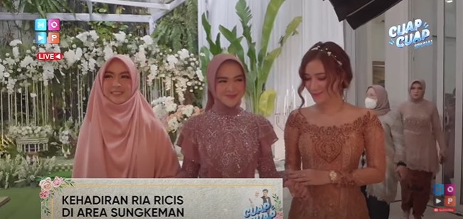 7 Momen siraman Ria Ricis, meminta restu nikah pada sang ibu