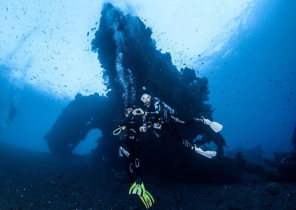 9 Potret Gisella Anastasia diving di Bali, lihat kapal perang Amerika