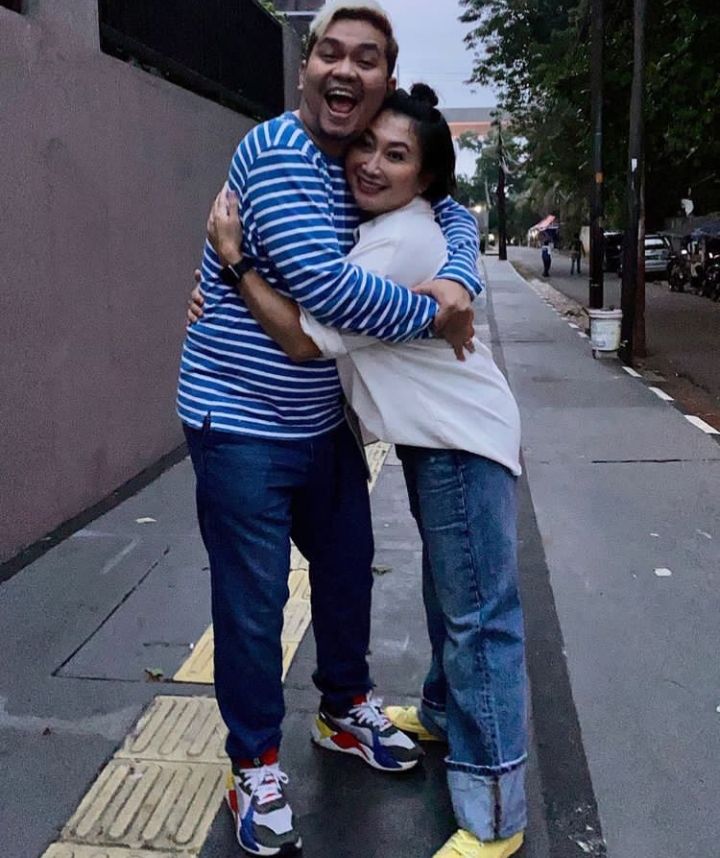 18 Tahun bersahabat, ini 11 potret kompak Indy Barends dan Indra Bekti