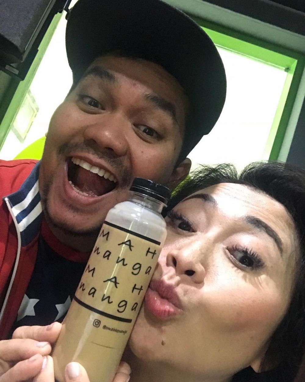 18 Tahun bersahabat, ini 11 potret kompak Indy Barends dan Indra Bekti