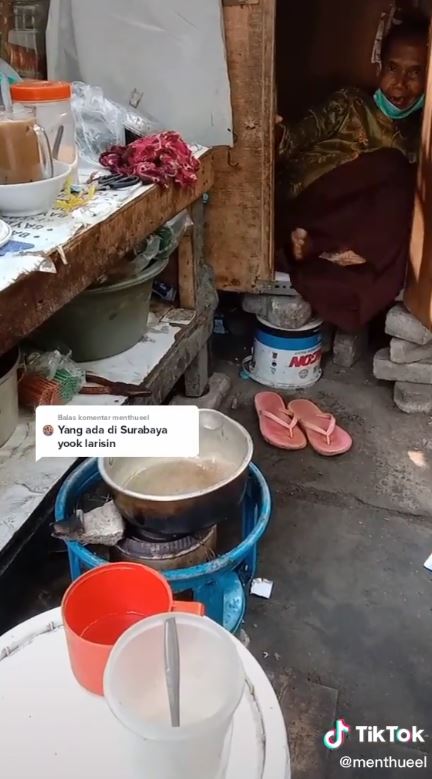 Sebatang kara, nenek penjual minuman di Surabaya tinggal di lemari