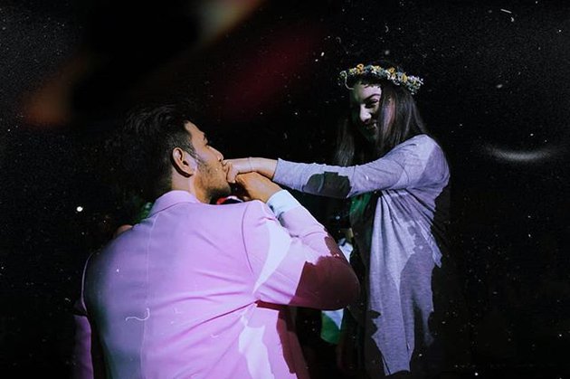 Cara 9 seleb lamar kekasih ini unik, ada yang mirip adegan Mr Bean