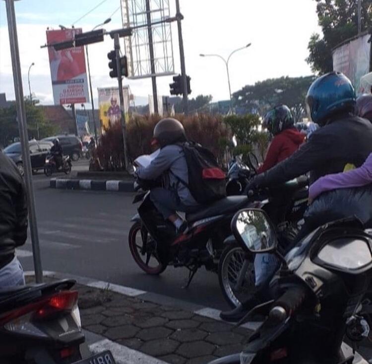 11 Momen lucu orang istirahat di lampu merah, tingkahnya ada-ada aja