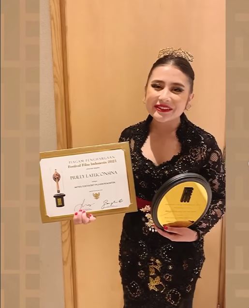 Gaya 9 aktris di FFI 2021, Prilly Latuconsina anggun pakai kebaya Bali