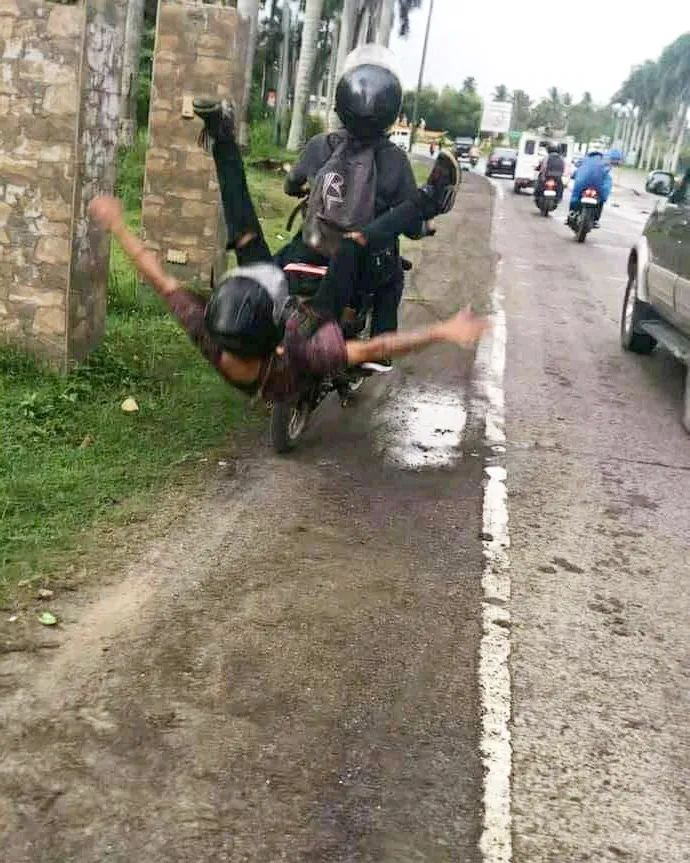 11 Momen lucu jadi orang paling apes, pengen ketawa tapi kasihan