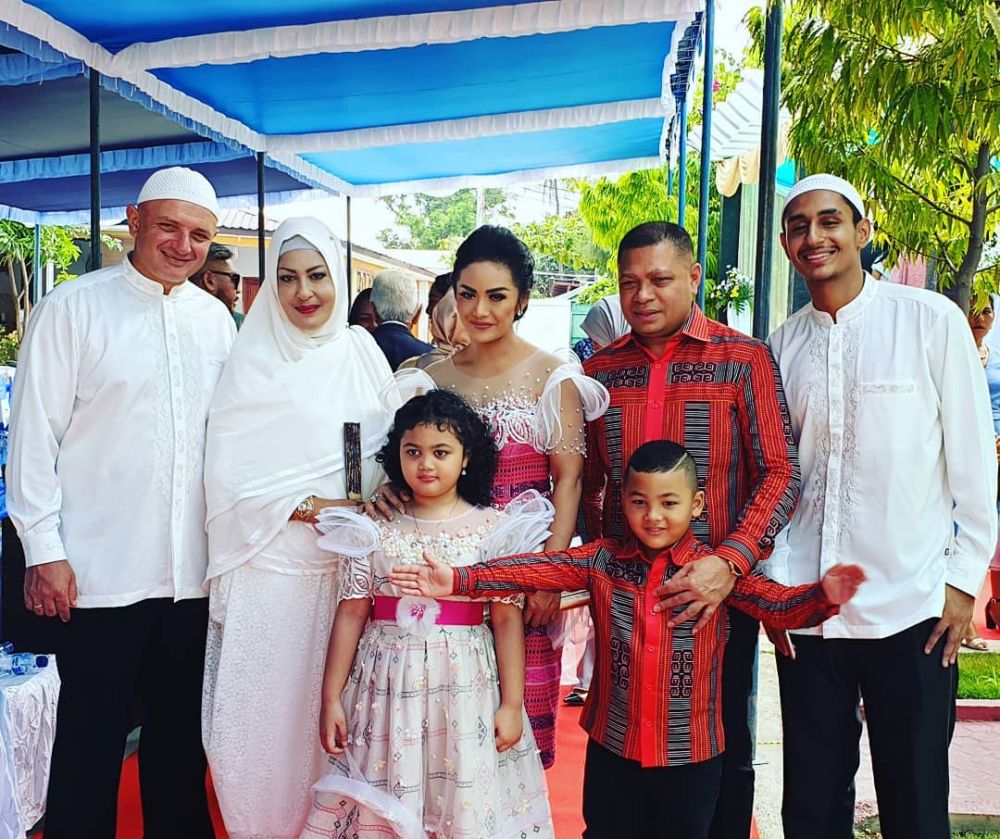 Momen 5 penyanyi bareng mantan istri pasangannya, akur banget