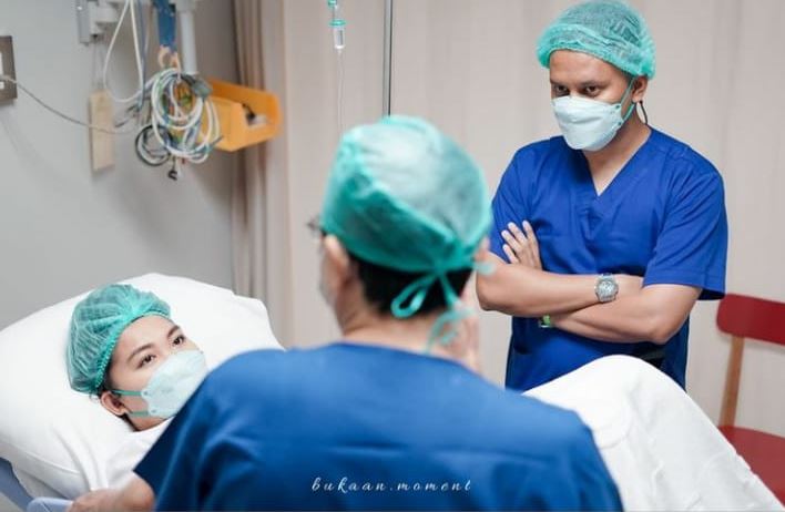 7 Momen istri Arief Muhammad melahirkan di tanggal cantik
