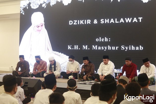 9 Momen doa bersama untuk Vanessa Angel dan Bibi, penuh air mata 