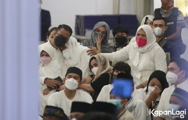 9 Momen doa bersama untuk Vanessa Angel dan Bibi, penuh air mata 