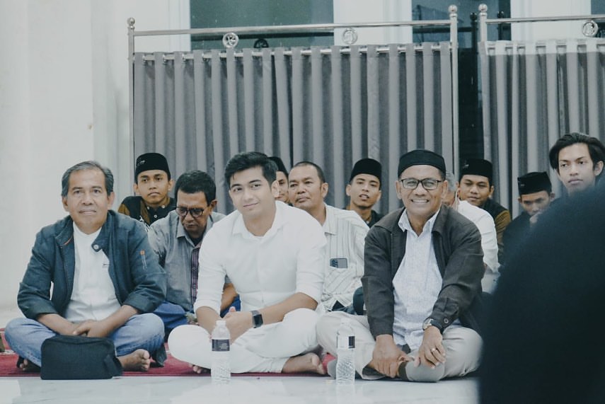 11 Potret pengajian Ria Ricis bareng santri, diisi khataman Alquran