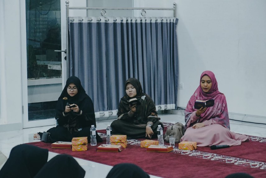 11 Potret pengajian Ria Ricis bareng santri, diisi khataman Alquran