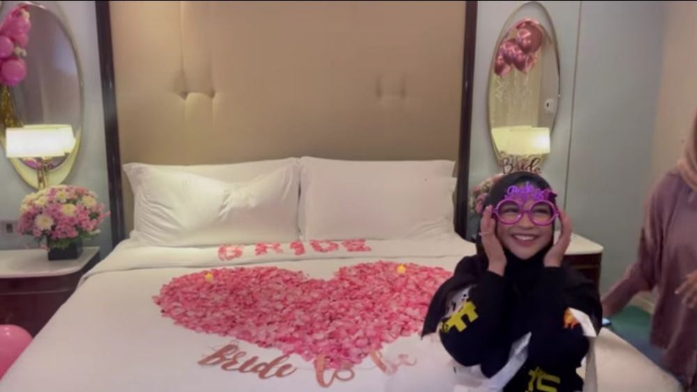 11 Momen bridal shower Ria Ricis, sahabat beri kejutan tengah malam