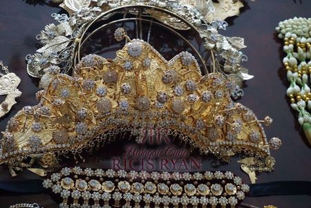 7 Detail baju akad nikah Ria Ricis dan Teuku Ryan, adat Minang modern