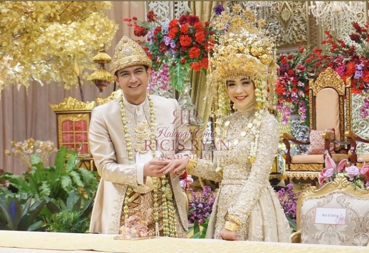 7 Detail baju akad nikah Ria Ricis dan Teuku Ryan, adat Minang modern