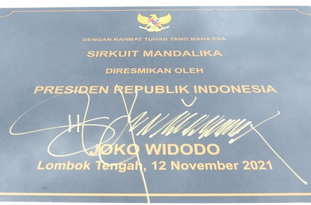7 Momen Jokowi resmikan sirkuit Mandalika, gayanya nyentrik