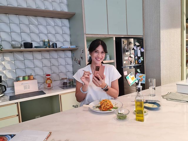 5 Pola makan ini bikin Dian Sastrowardoyo makin bugar di usia 40 tahun