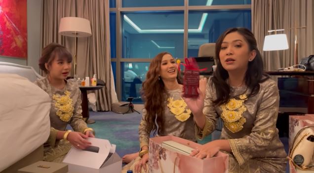 7 Isi suvenir pernikahan Ria Ricis, ada gelang & minuman kesehatan