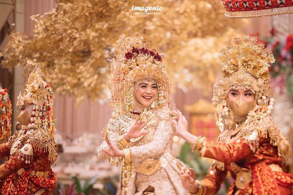 7 Momen Ria Ricis menari pagar pengantin, tarian adat penuh makna